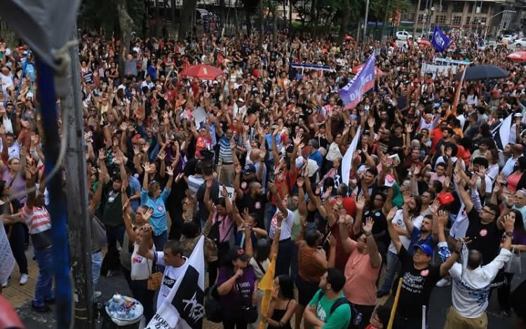 Professores da rede estadual de SP anunciam greve